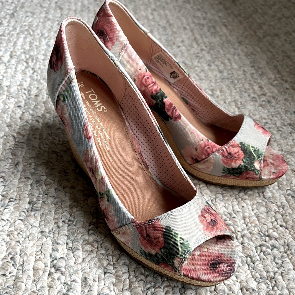 EUC Toms floral wedge sandal